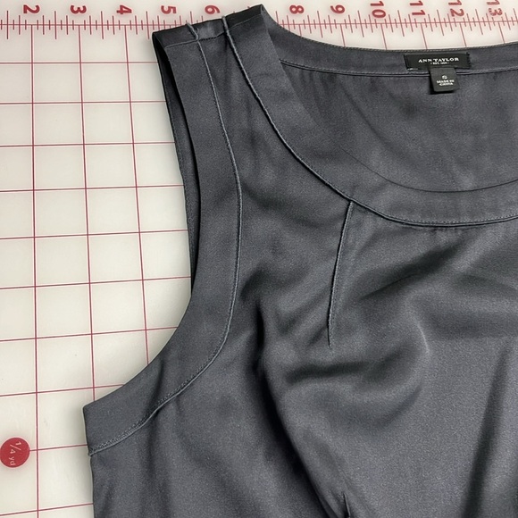 ANN TAYLOR Silk Blend Scoop Neck Seam Detail Gunmetal Grey Tank Blouse Top SZ - Picture 4 of 14